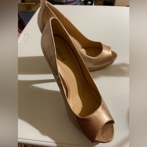 Worn once , Diba gold open toe pumps with 5” heel offset by 1” platform. Size 9 - Picture 4 of 8